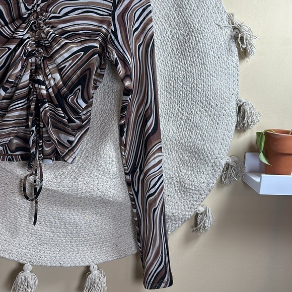 Brown swirl sheer long sleeve turtleneck scrunched crop top - Picture 7 of 8